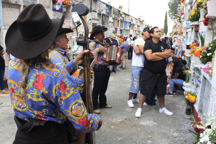 Miles de morelianos visitan el Panteón Municipal en Día de Muertos