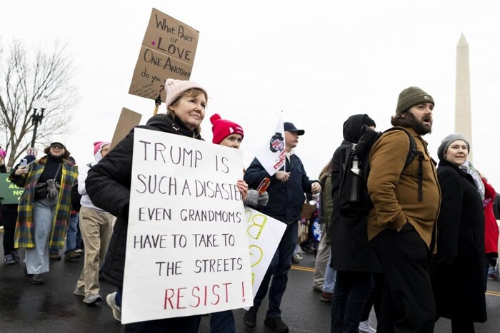 Miles de personas protestan en Washington contra toma de posesión de Trump