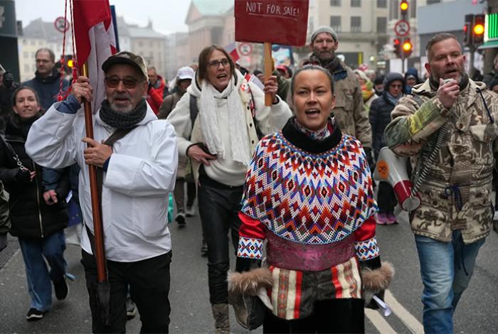 Miles de personas recorren Copenhague al grito de “Groenlandia no está en venta”