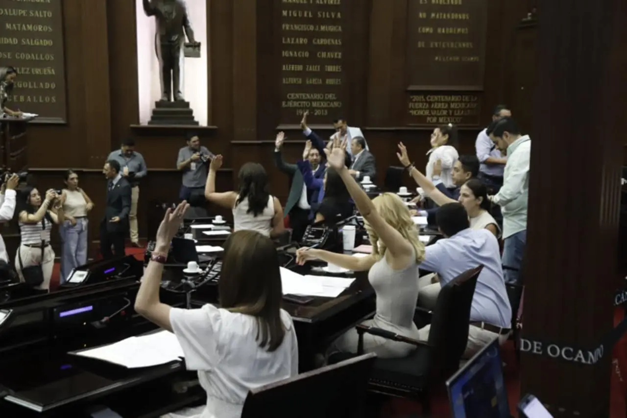 Modifica 76 Legislatura nombre de dos Comisiones de Dictamen