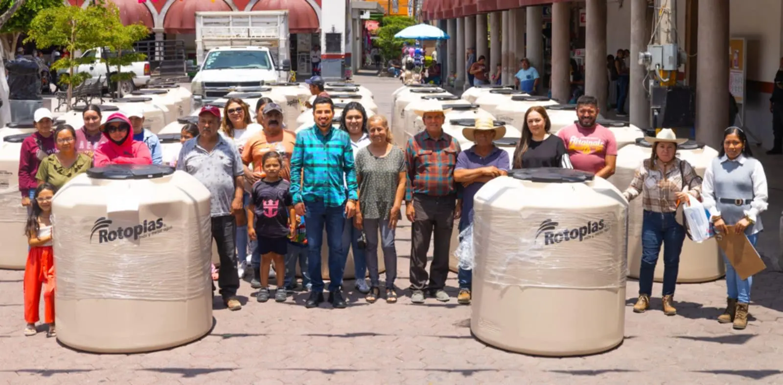Moisés Navarro impulsa el bienestar en Yurécuaro con entrega de tinacos y termosolares para la ciudadanía