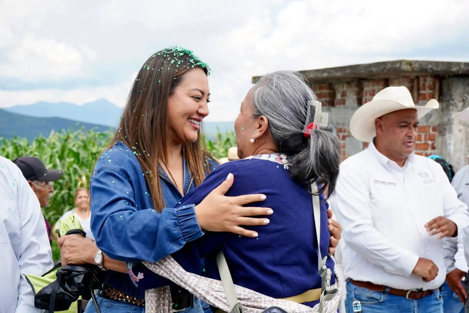 Mónica Valdez entrega 12 puentes saca cosecha en ejidos de Tarejero, con hechos transforma Zacapu