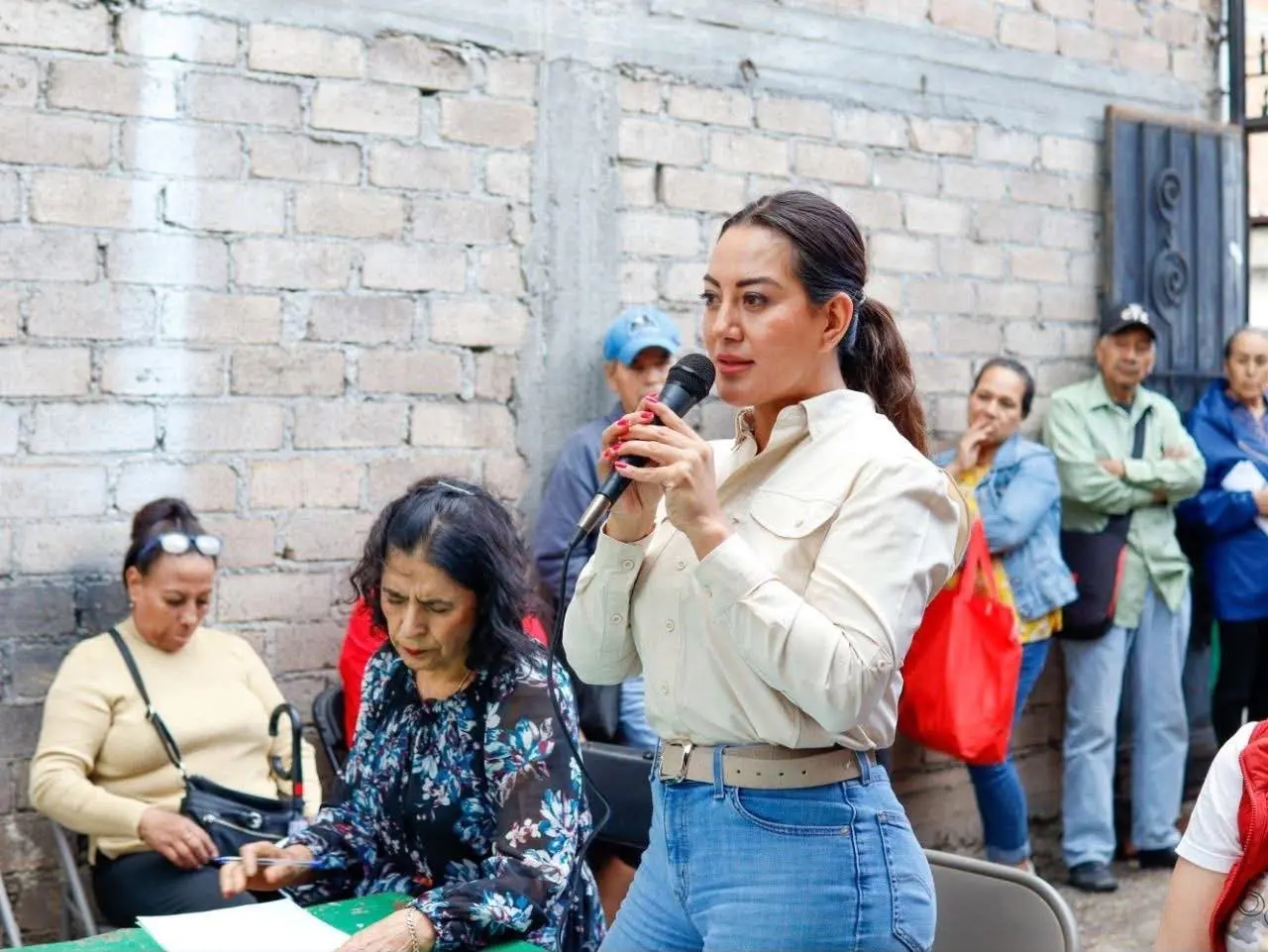 Mónica Valdez escucha a vecinos de la colonia Anáhuac y se compromete a seguir mejorando servicios básicos