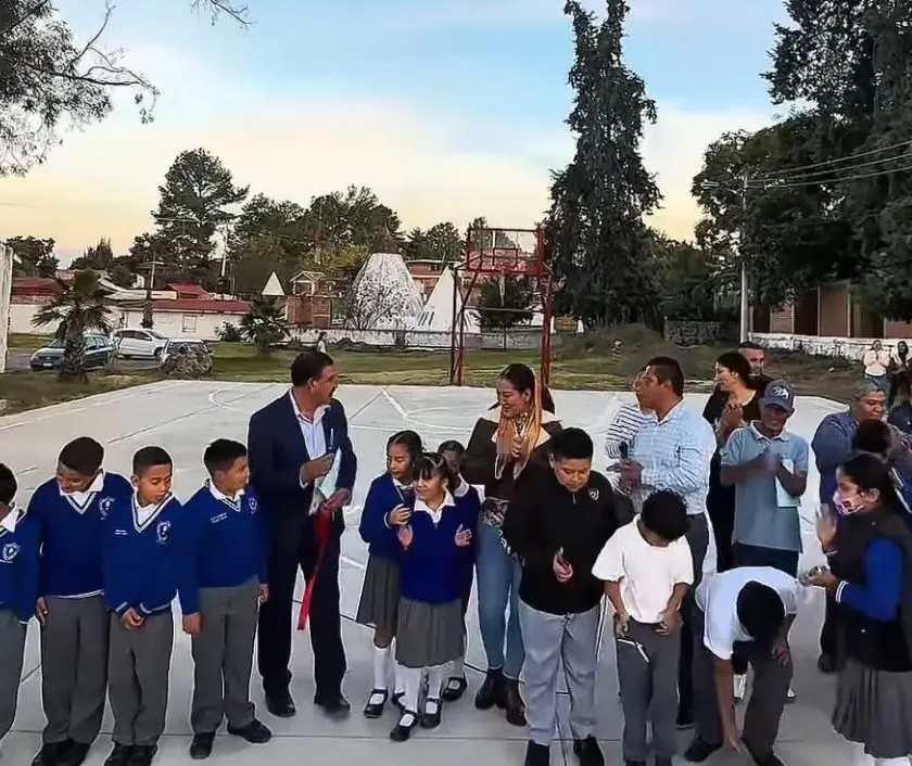 Mónica Valdez Pulido entrega cancha de usos múltiples tras 17 años de espera en la primaria Benito Juárez