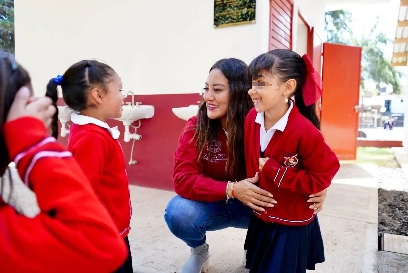 Mónica Valdez Pulido entrega obra de sanitarios en escuela primaria de La Eréndira