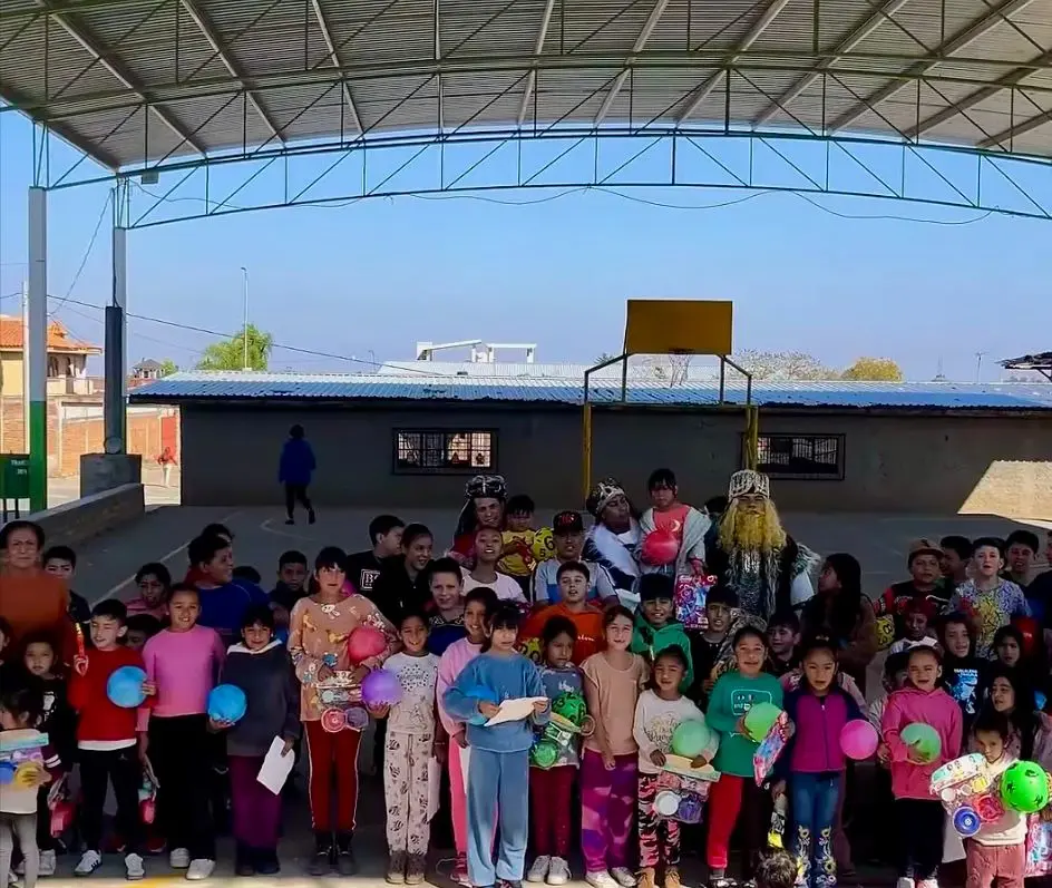 Mónica Valdez Pulido lleva la magia de los Reyes Magos a niñas y niños de comunidades y colonias de Zacapu