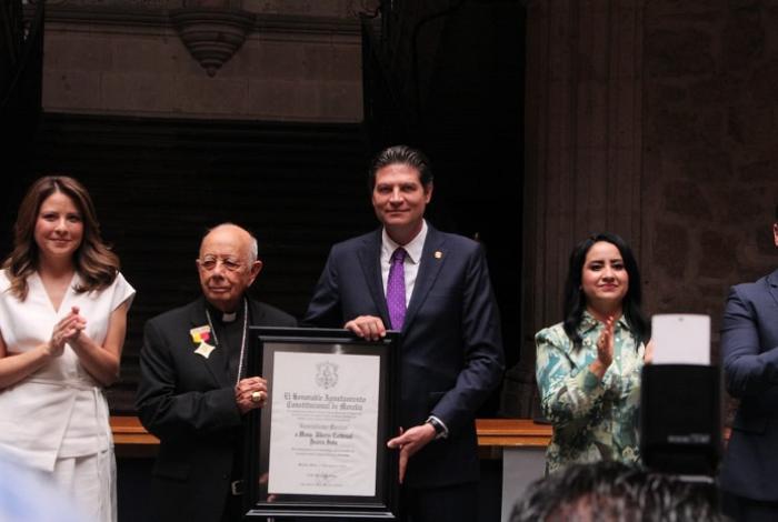 Monseñor Alberto Suárez Inda recibe la Presea Generalísimo Morelos
