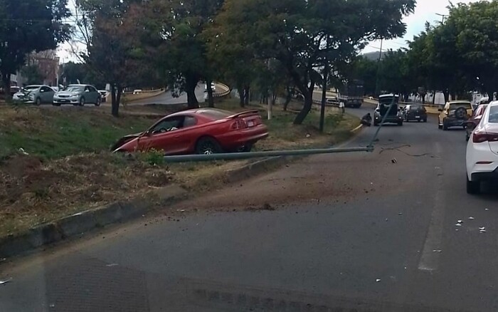 Morelia: Automovilista choca contra poste de luz frente a Macro Plaza