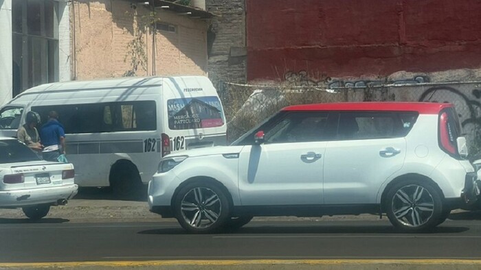 Morelia: Choque de combi contra mueblería Persa deja varios heridos