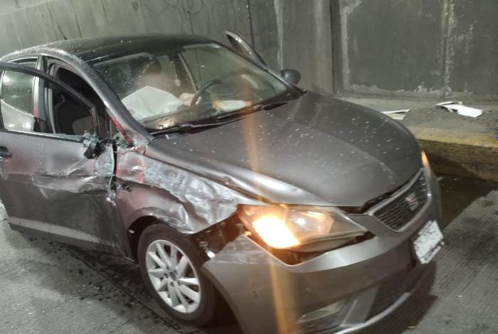 Morelia: cuatro lesionados en choque-volcadura de camión de pasajeros y auto compacto