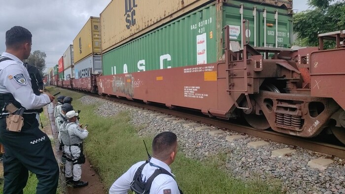 Morelia: Delincuentes armados asaltan el tren, abrieron un contenedor y roban mercancía