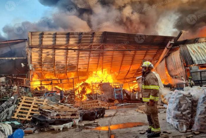 Morelia despierta bajo nube de humo por inc3ndio de una bodega