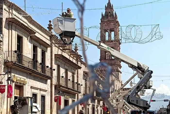 Morelia: Instalan luces navideñas en Madero y generan congestionamiento vial
