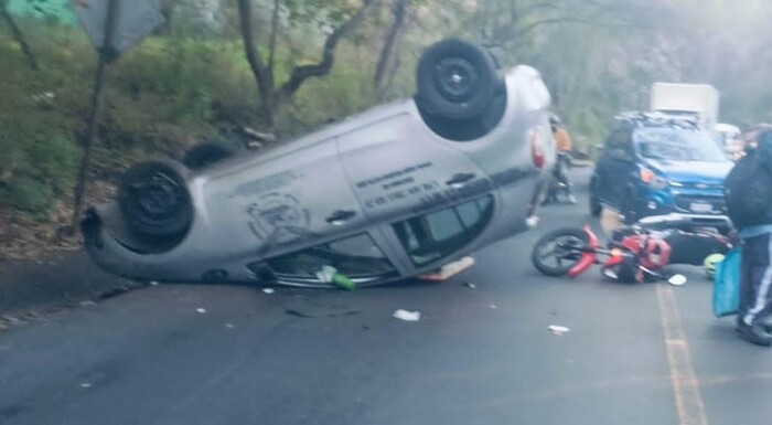 Morelia: Reportan choque-volcadura entre motocicleta y auto particular