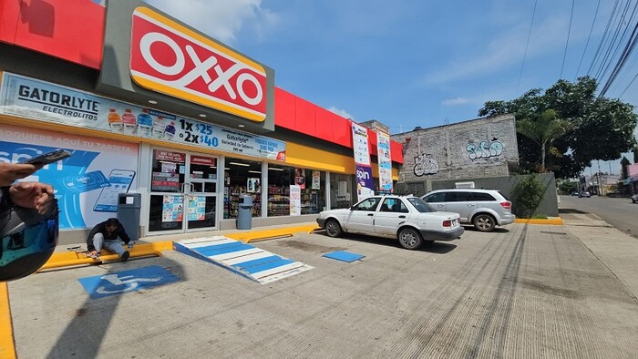 Morelia: reportan roban tienda Oxxo tras romper cristales en la colonia Arboledas Valladolid