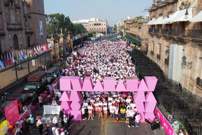 Morelia se pinktó de rosa, por las mujeres con cáncer de mama