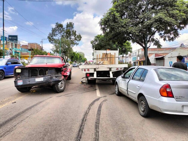 #Morelia | Se registra choque entre 3 vehículos en la Av. Madero Poniente