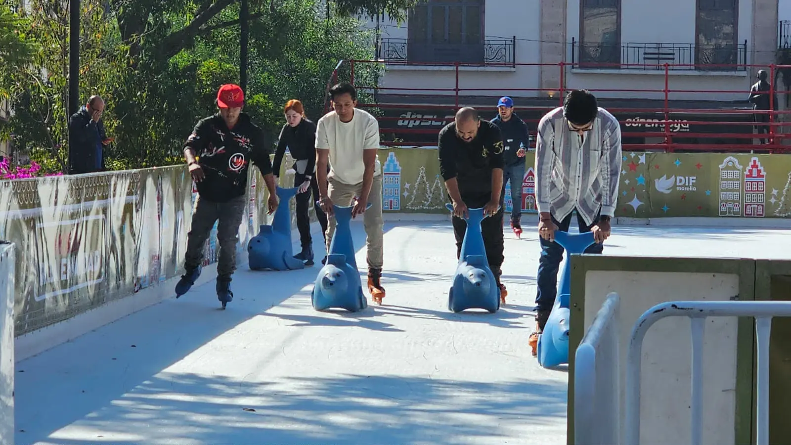 Morelianos y visitantes expresan su entusiasmo por la pista de hielo