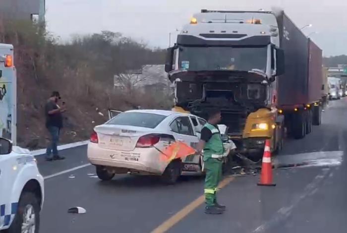 Mortal choque de tractocamión vs auto en la Siglo XXI