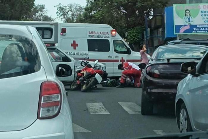 Moto y camioneta chocan en Calzada Ventura Puente; hay un herido