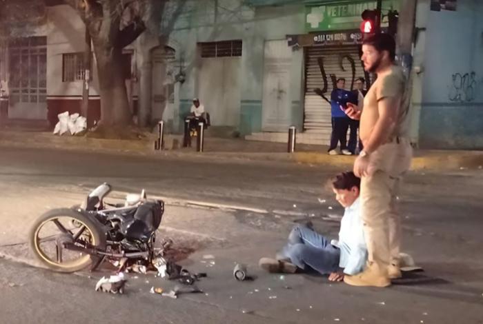 Motociclista ebrio choca contra un auto en la zona Centro de Zamora; el conductor se fue del lugar