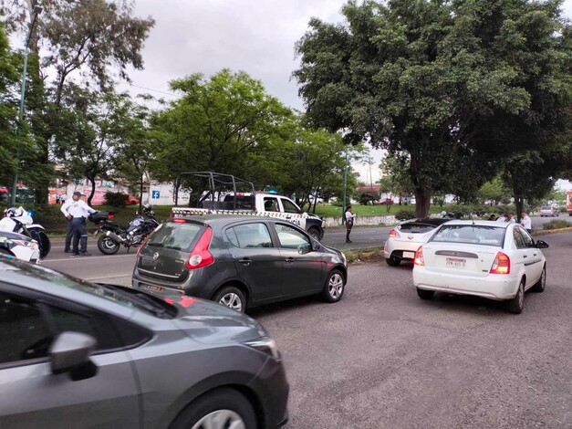 Motociclista es embestido por vehículo en el periférico de Morelia 