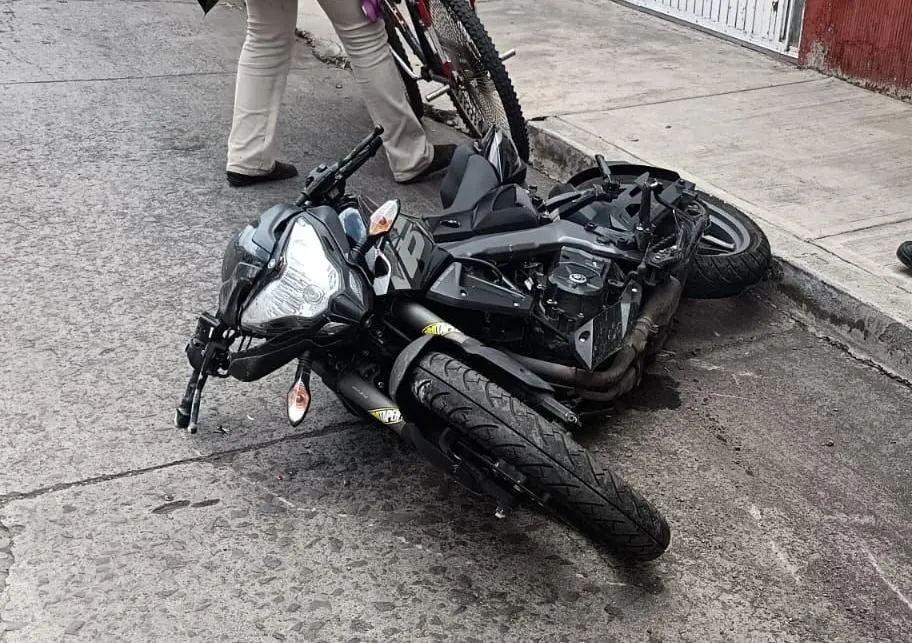 Motociclista herido al chocar una camioneta en Zamora
