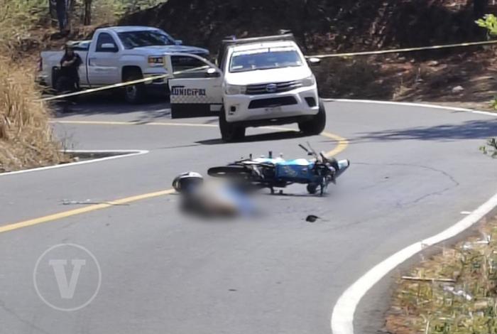 Motociclista muere al derrapar en la carretera Peribán-Buenavista