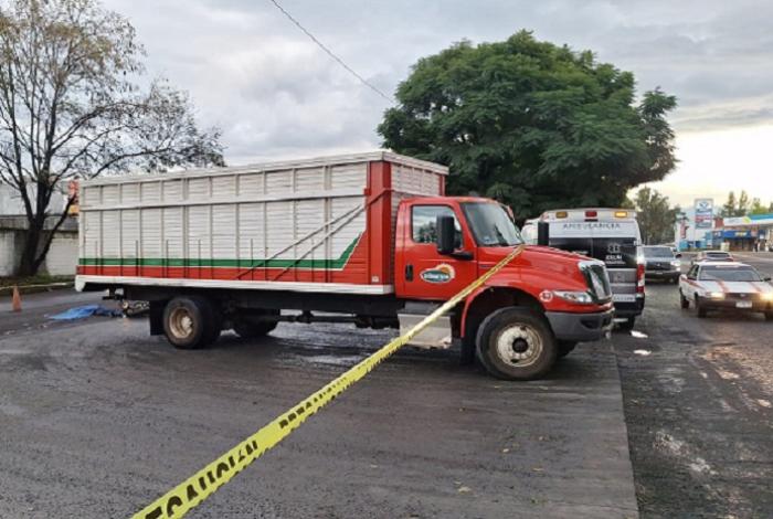 Motociclista muere al estrellarse contra un camión aguacatero, en libramiento de Uruapan