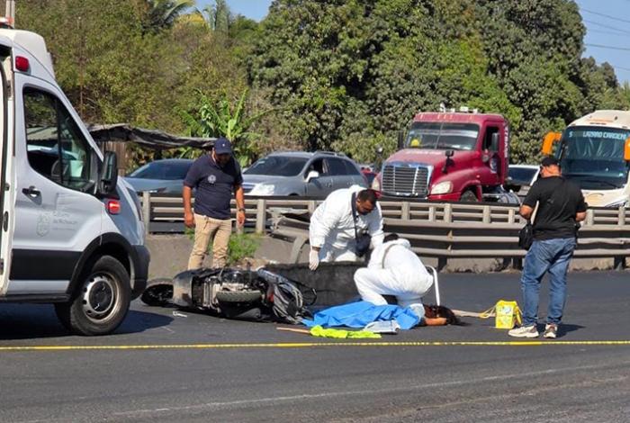 Motociclista muere al ser arrollada por un camión de carga en Lázaro Cárdenas