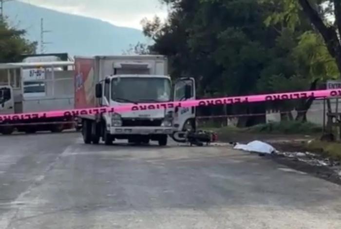 Motociclista muere tras ser arrollado por camión en Jacona