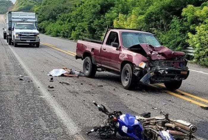 Motociclista pierde la vida al chocar contra camioneta en la carretera LC-Manzanillo