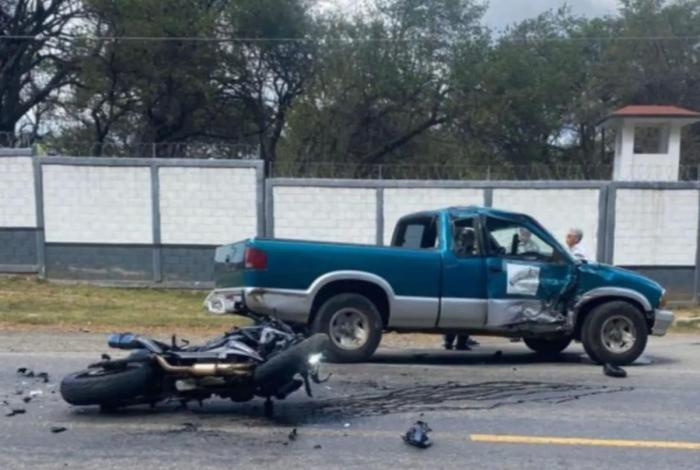 Motociclista pierde la vida al chocar contra una camioneta en la Pátzcuaro-Uruapan