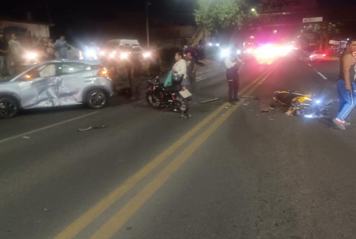 Motociclista pierde la vida al chocar contra vehículo