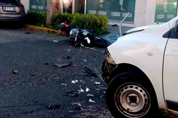 Motociclista queda golpeado al chocar contra una camioneta en la colonia Vasco de Quiroga