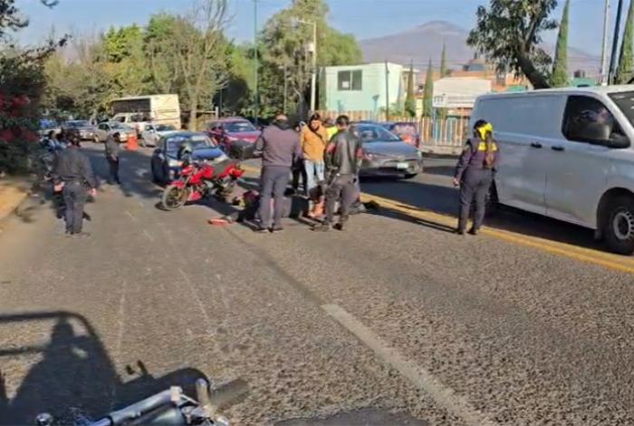 Motociclista resulta con lesiones de gravedad tras chocar con auto en la Madero poniente, en Morelia