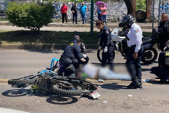 Motociclista resulta herido tras estrellarse contra autobús al poniente de Morelia