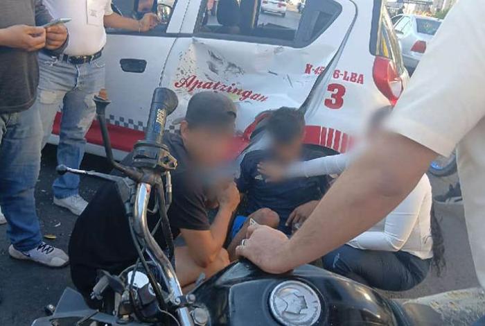 Motociclista resulta herido al chocar contra un taxi, en Apatzingán