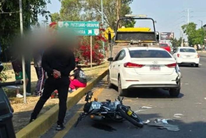 Motociclista resulta herido tras chocar contra auto en el Libramiento Poniente de Morelia