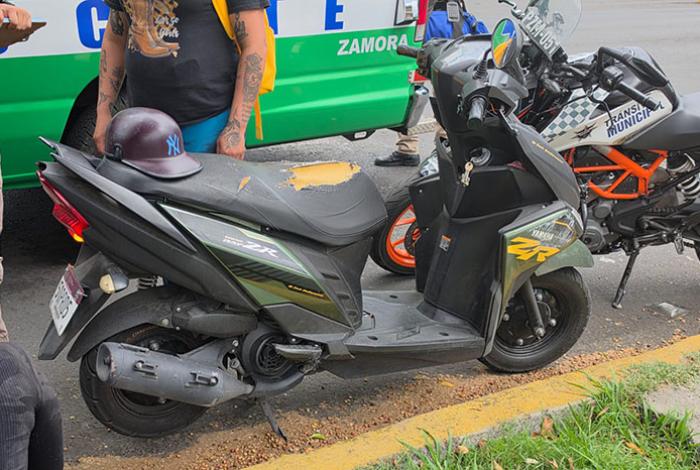 Motociclista resulta lesionada tras caer por culpa de una llanta tirada, en Zamora