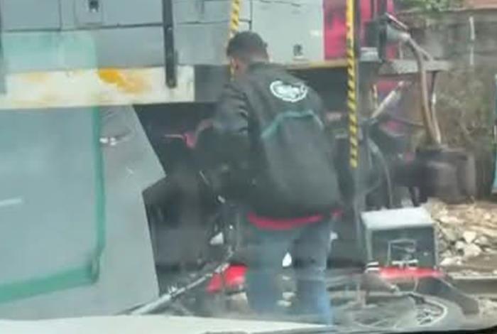 Motociclista ve con impotencia cómo el tren arrastra su moto en Morelia