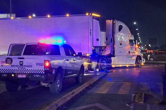 Motociclistas chocan contra tráiler en el Boulevard Industrial; hay un muerto y dos heridos