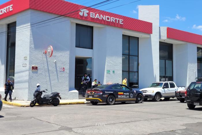 Motorrateros asaltan con violencia a cuentahabiente de Banorte