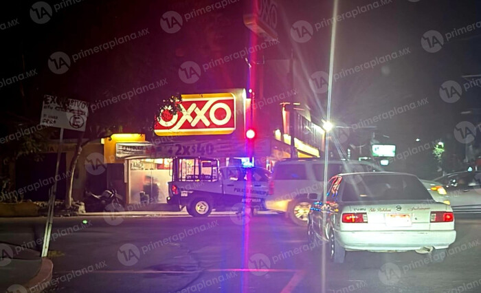 ‘Motorrateros’ asaltan OXXO en Apatzingán