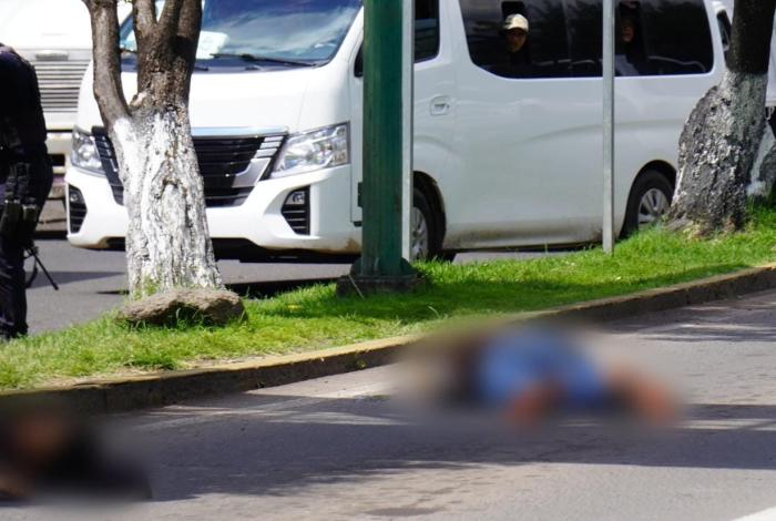 Motos1icar10s agreden a tir0s a limpiapabrarisas en Zamora; mu3r3 uno