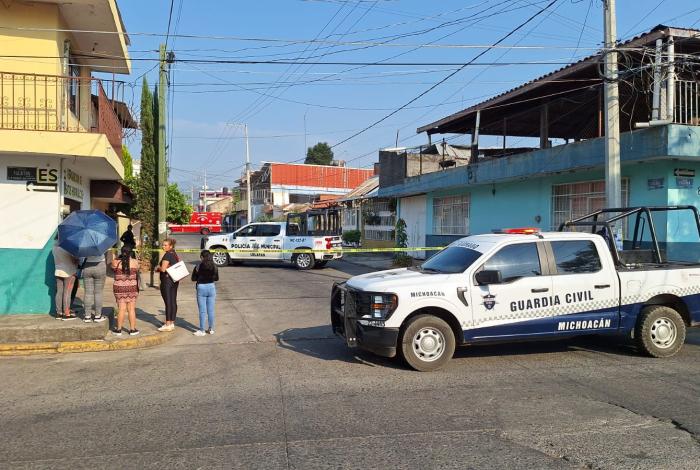 Motosicarios asesinan a una mujer por fuera de escuela particular, en Uruapan