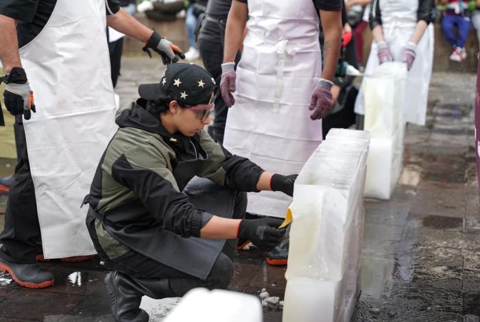 Motosierras, hielo y arte: alumnos esculpen en vivo en el Centro de Morelia
