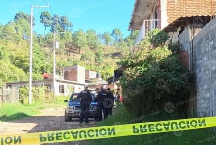 Mu3re joven bal3ado en la Ignacio Matamoros, en Uruapan