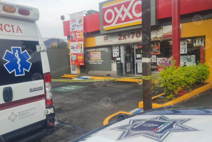 Mu3re mujer dentro de un OXXO en Uruapan