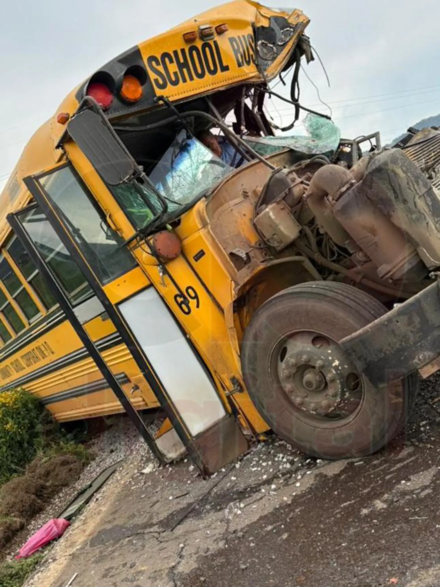 Muere conductor de camión tras choque con autobús de jornaleros en Michoacán